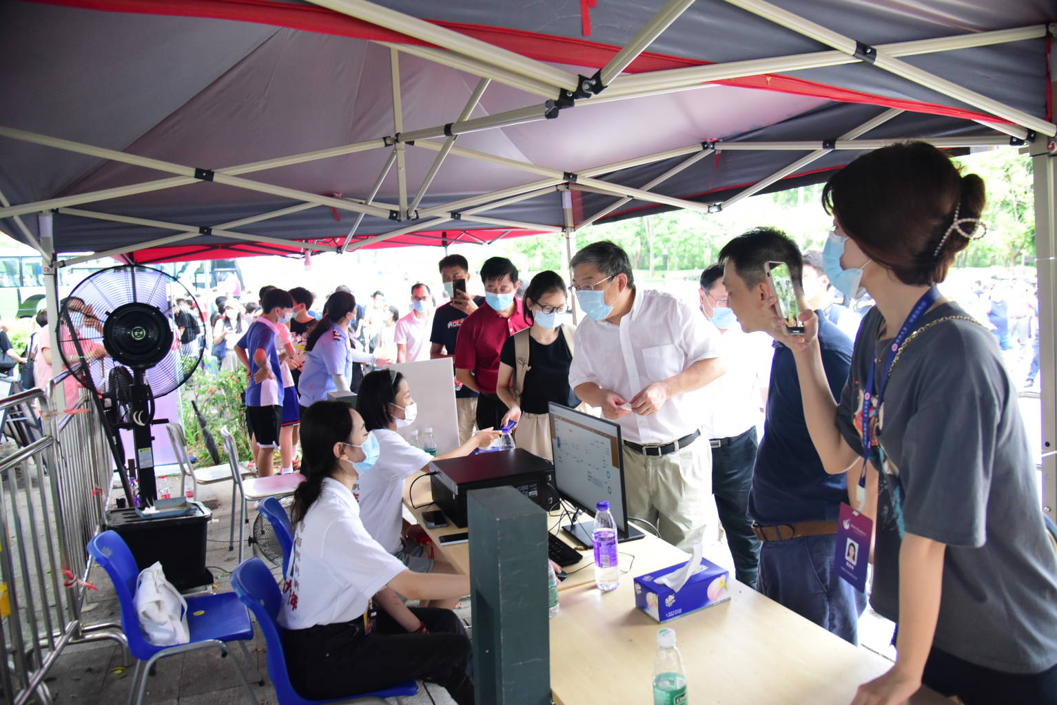 李清泉在粵海校區報到點了解新生報到情況.jpg