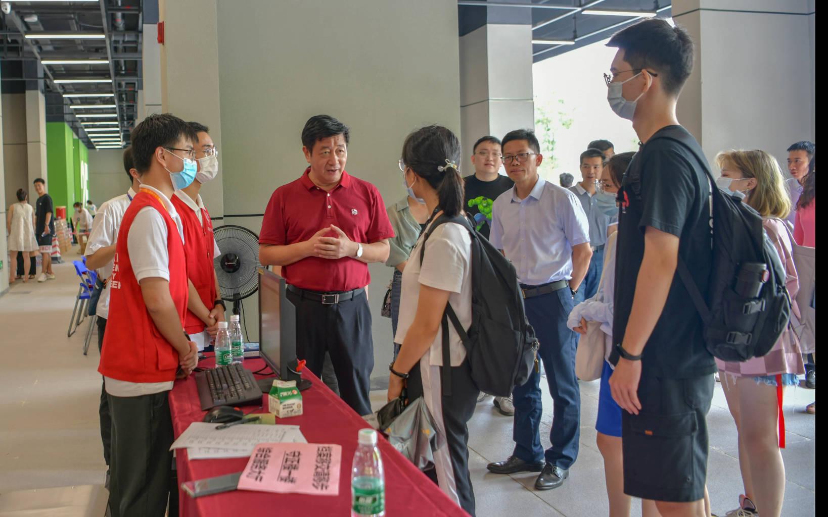 李永華在麗湖校區了解新生報到情況.jpg